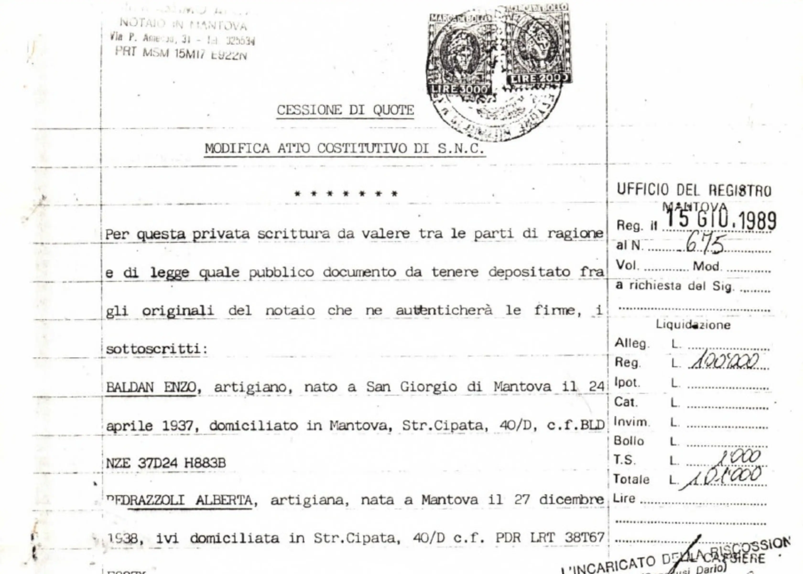 3.webp Grani di plastica blu versati in un sacco bianco.