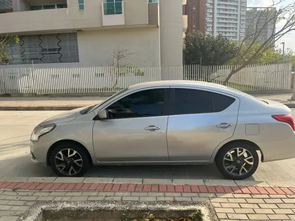 Nissan Versa Advance 1.6 2020 — crédito vehicular en Barranquilla, Colombia — miniatura 3