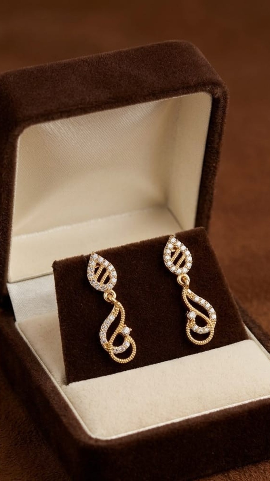 Elegant white Floral Drop Earrings