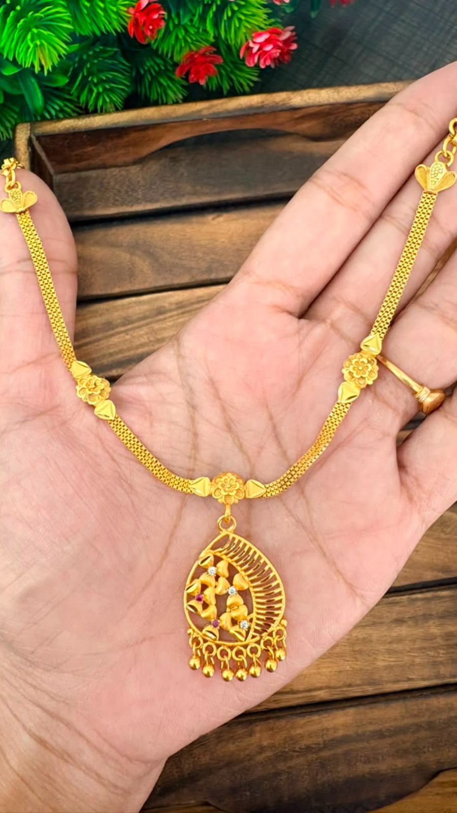 Floral Leaf Basket Necklace