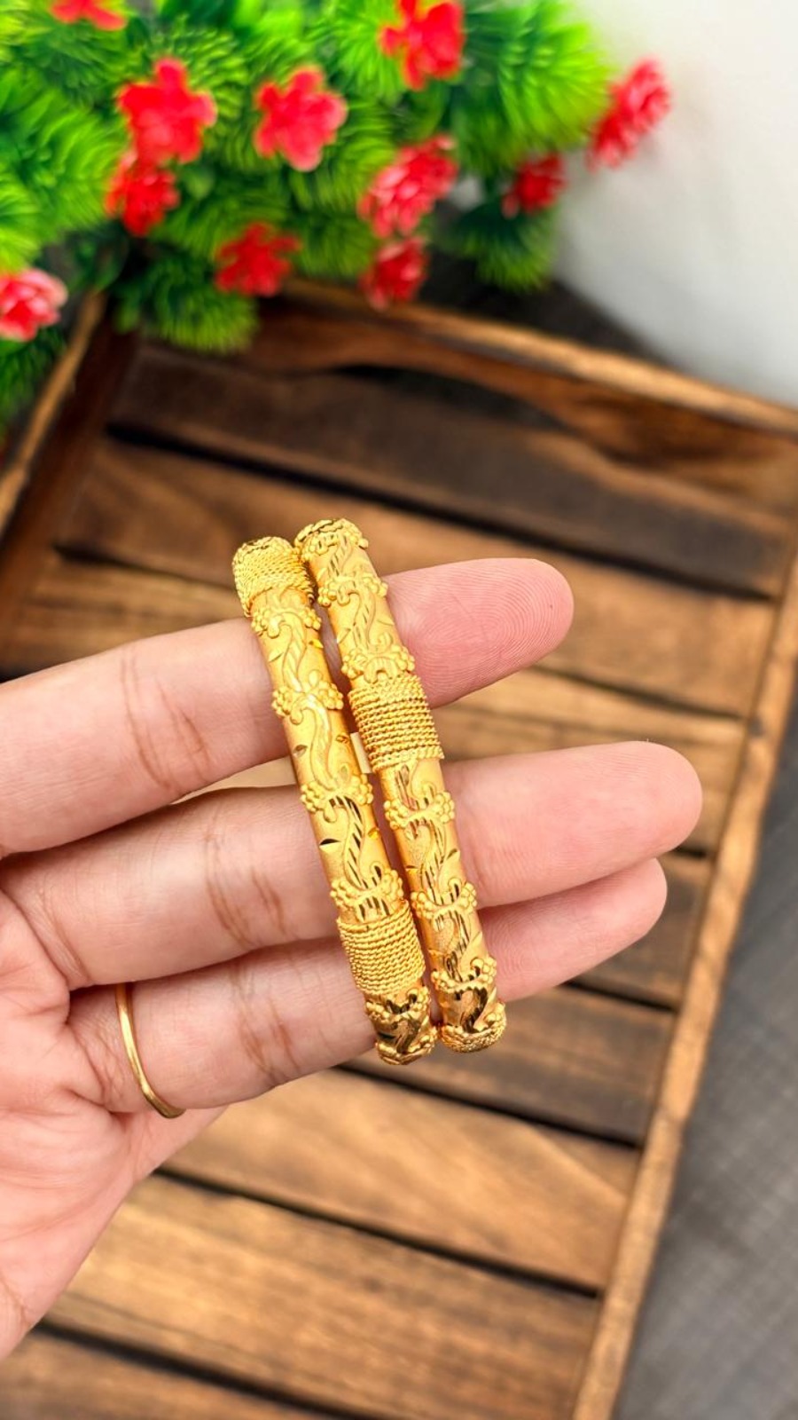 ANTIQUE GLOW BANGLE 1