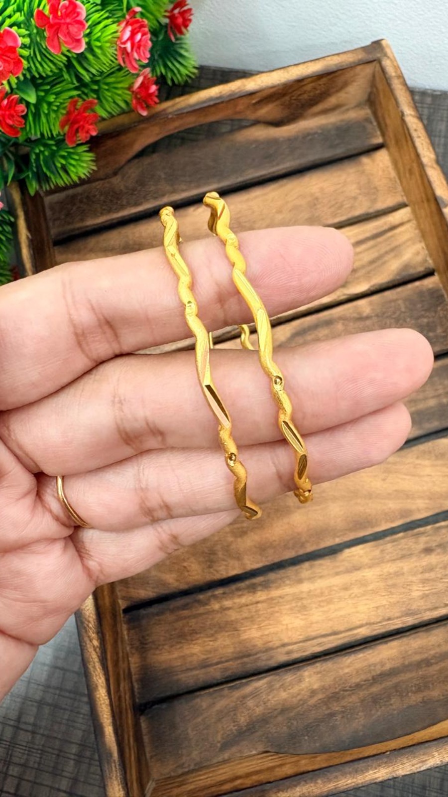 WAVE LINE GOLD BANGLE 1