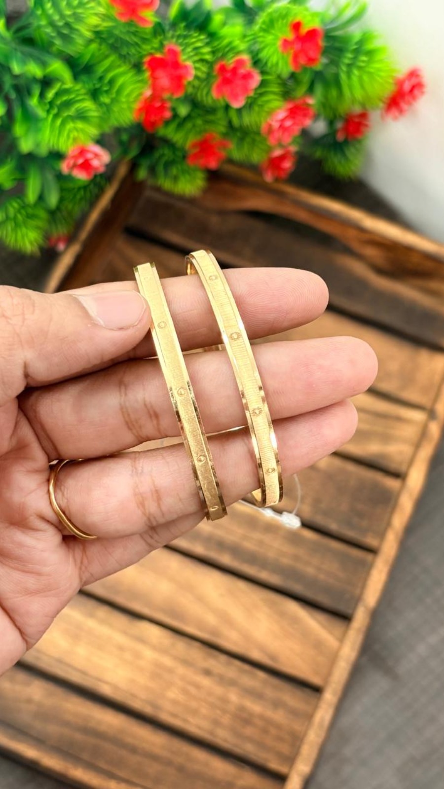 ELEGANT DOT LINE BANGLE