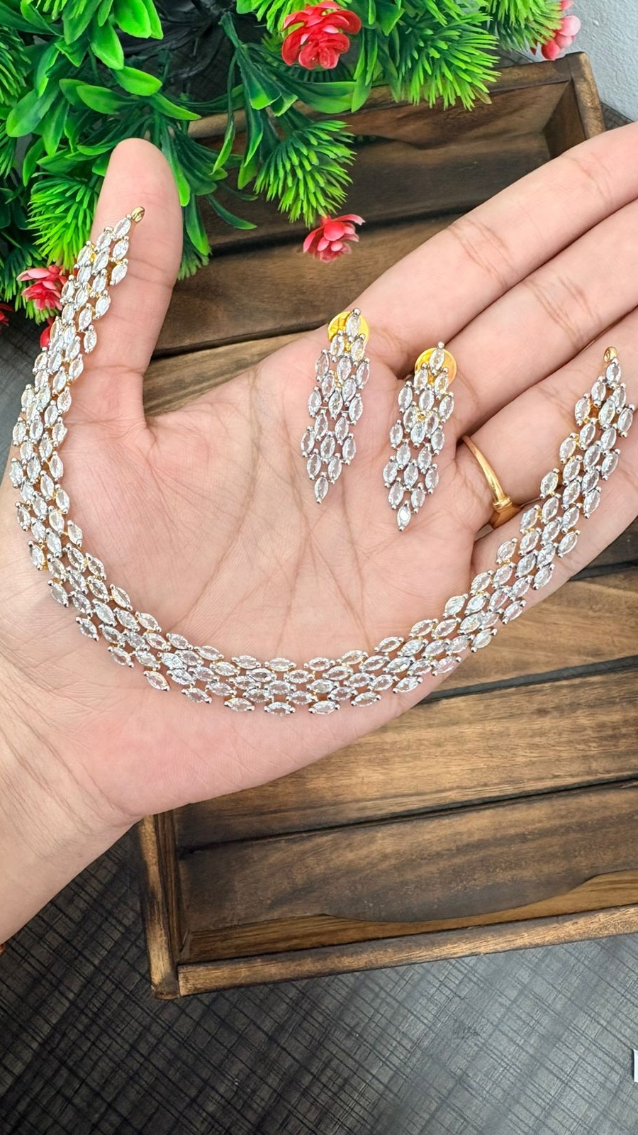 WHITE STONE CHOCKER 1