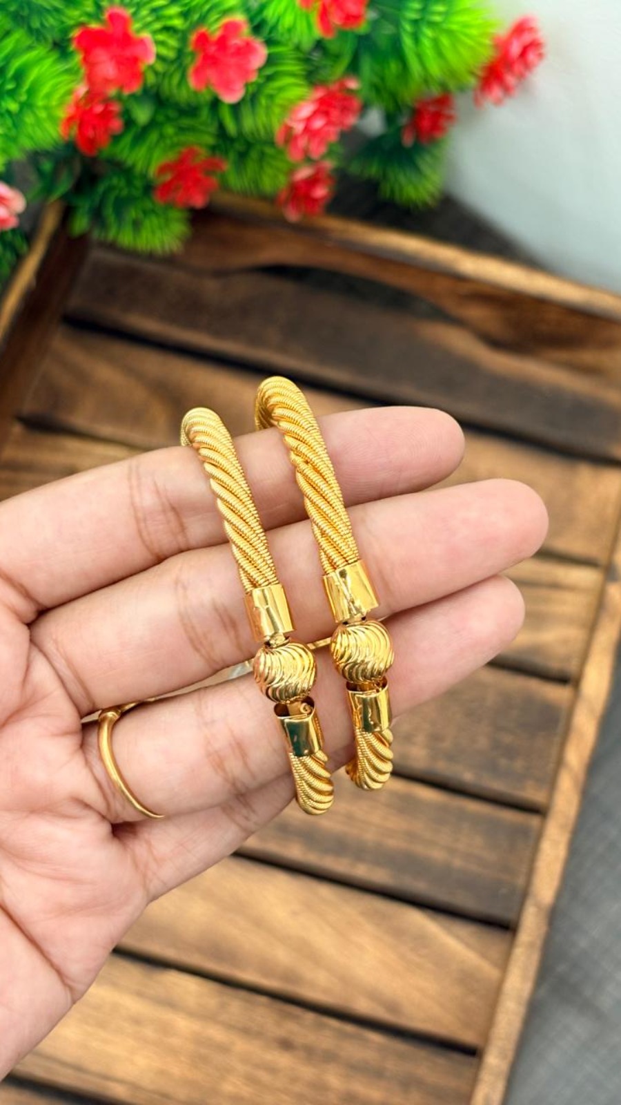 LUXE TWIST BEAD BANGLE 1