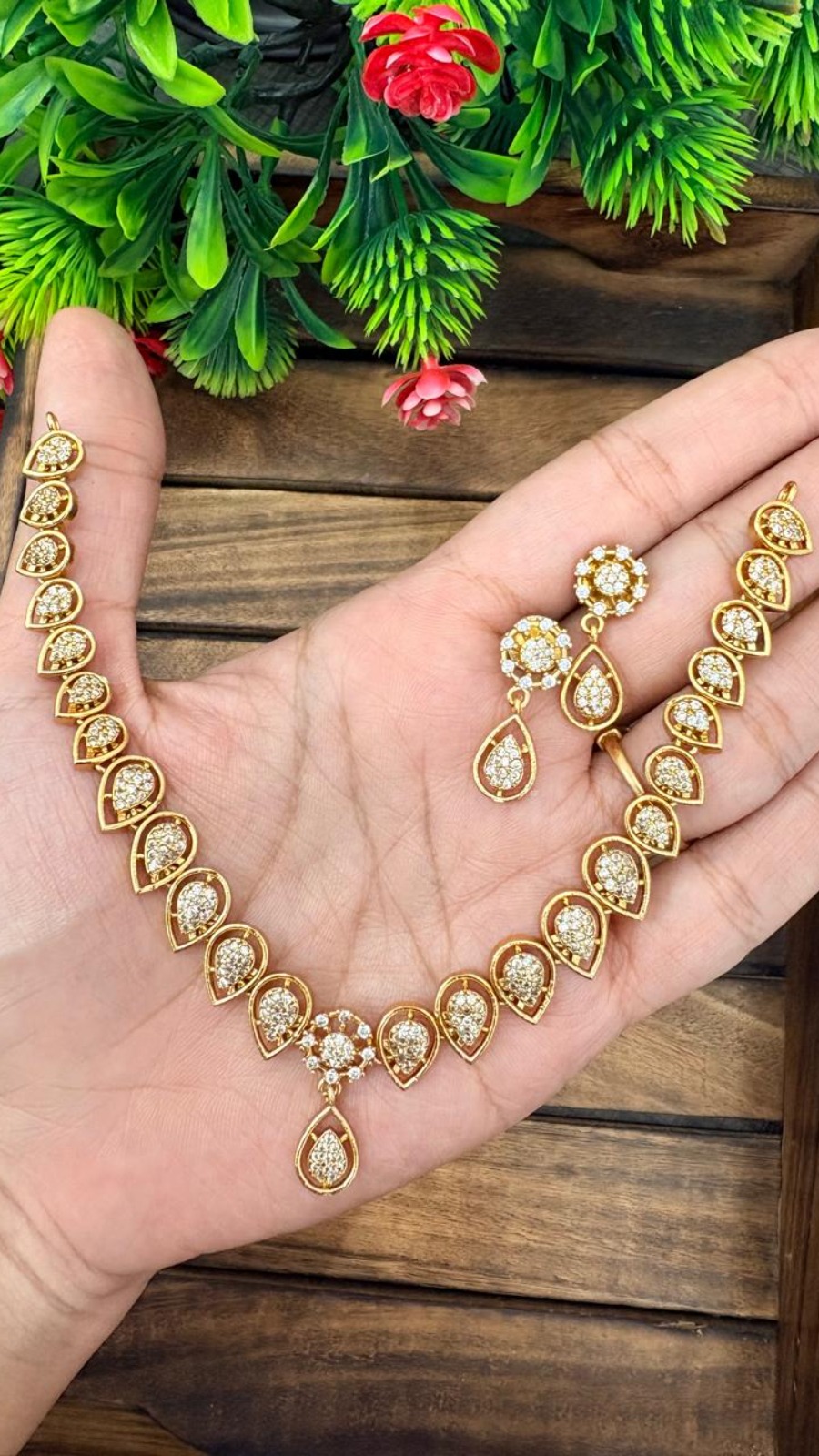 PEAR SHAPED NECKLACE 1