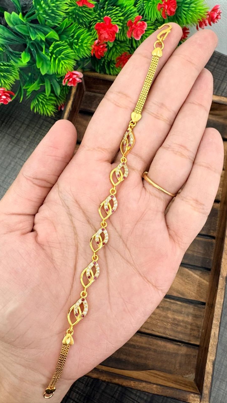 TWISTED LEAF BRACELET-PINK STONE 1