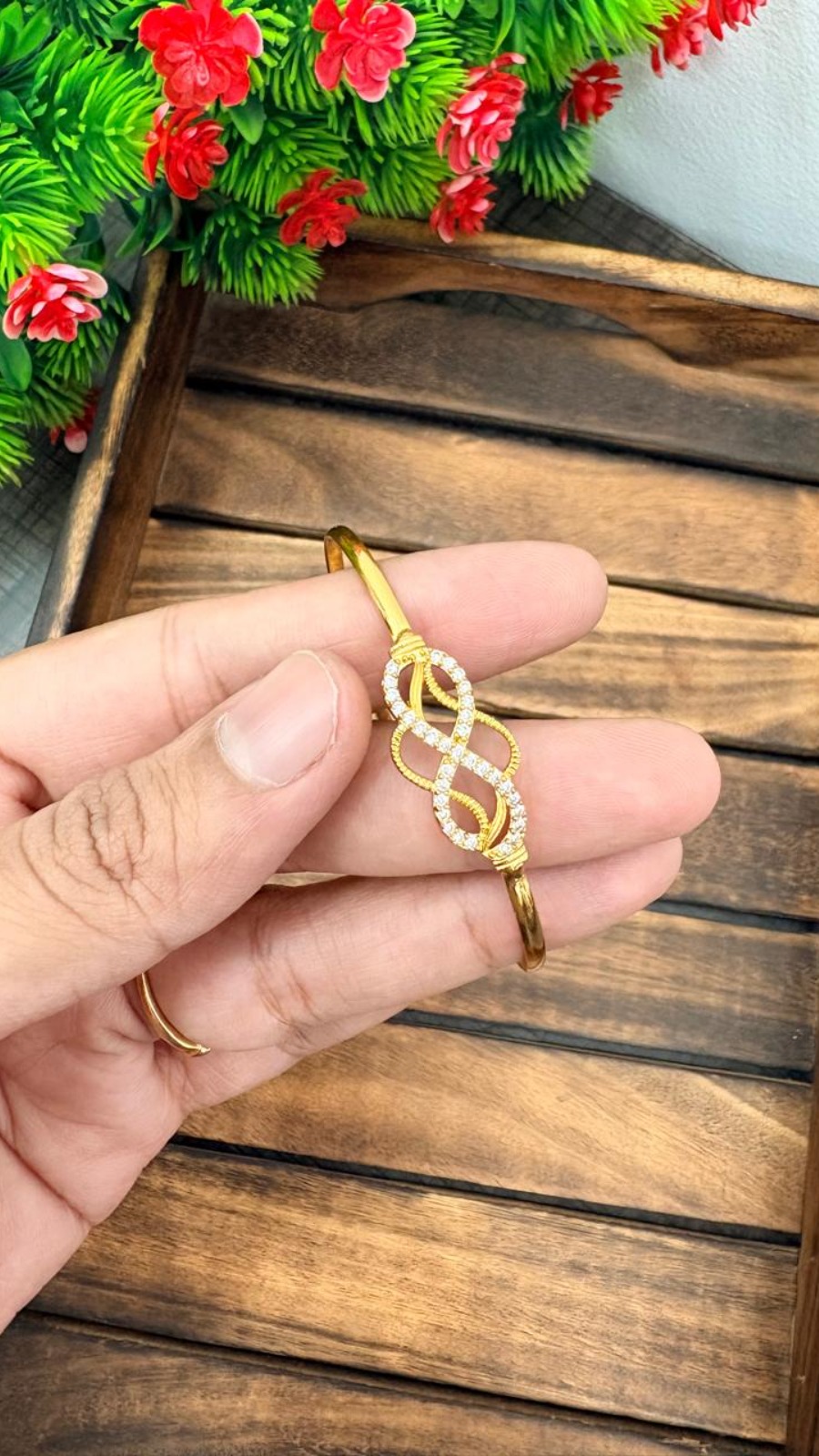 INFINITY GLOW BRACELET-WHITE STONE 1