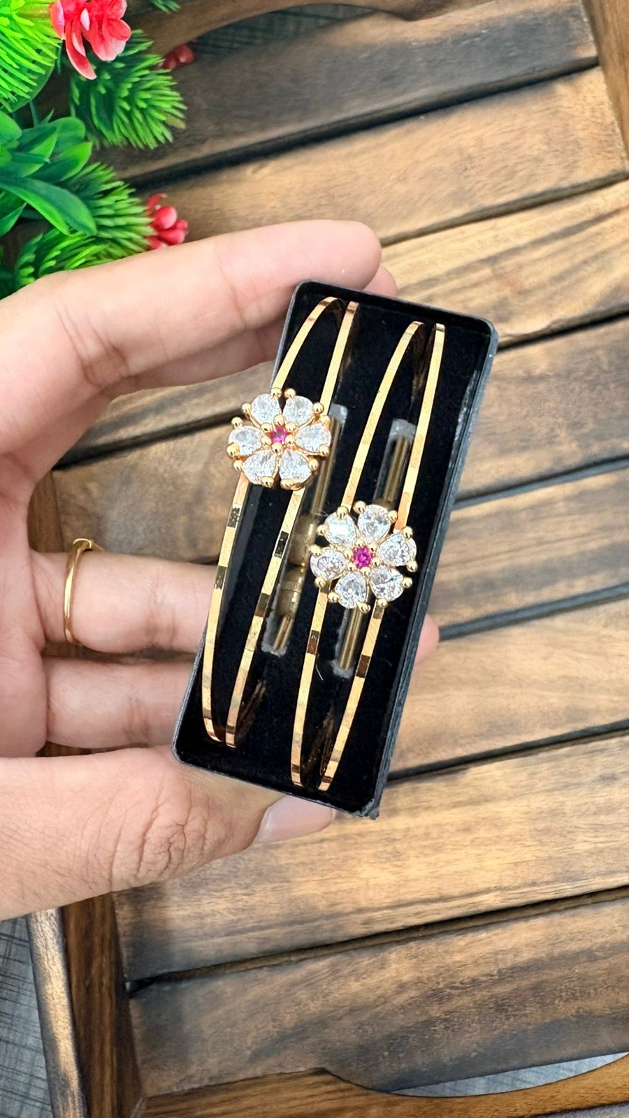 DAISY GLOW BRACELET-PAIR 1
