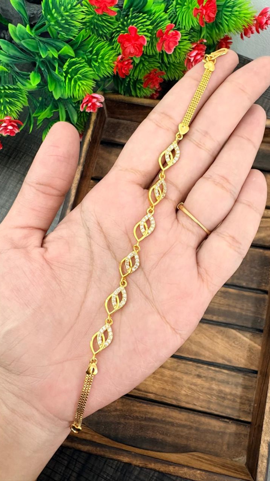 TWISTED LEAF BRACELET- WHITE STONE 1