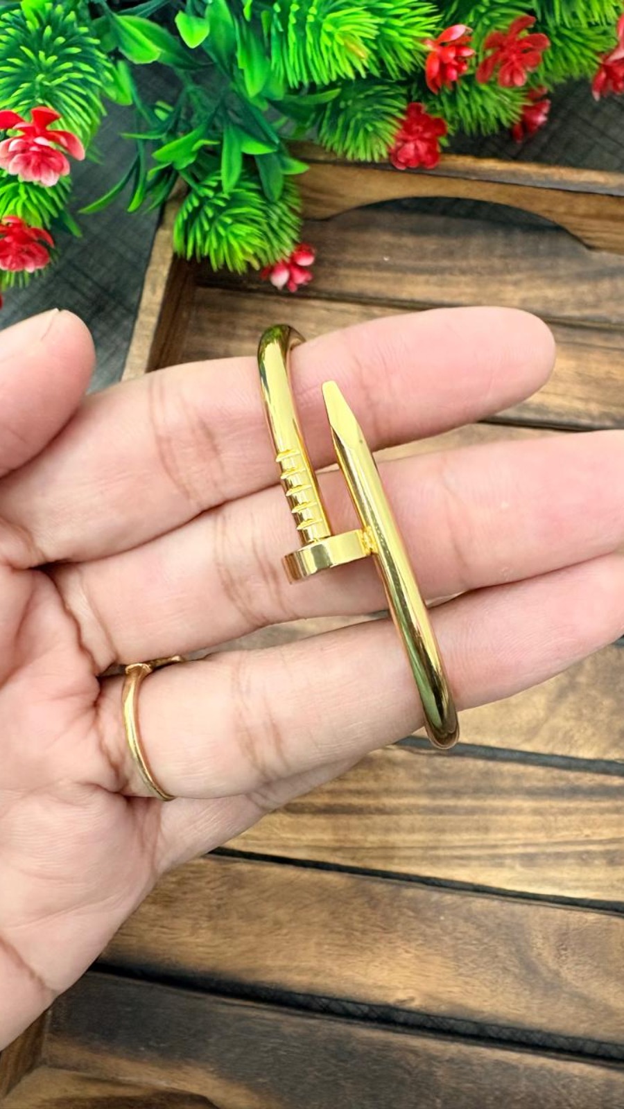 NAIL GLOW-BRACELET 1