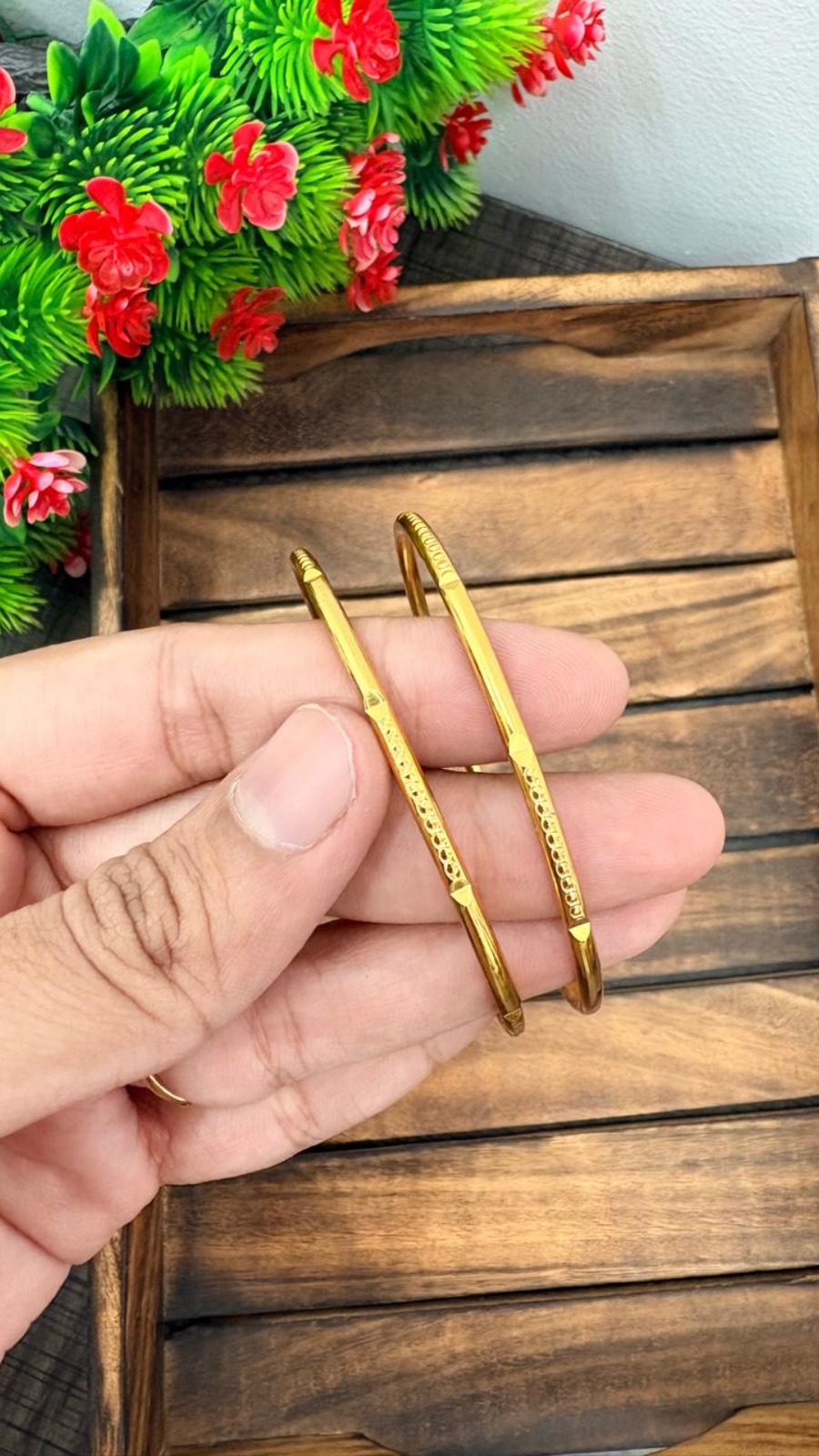 ROYAL DOT DESIGN BANGLE