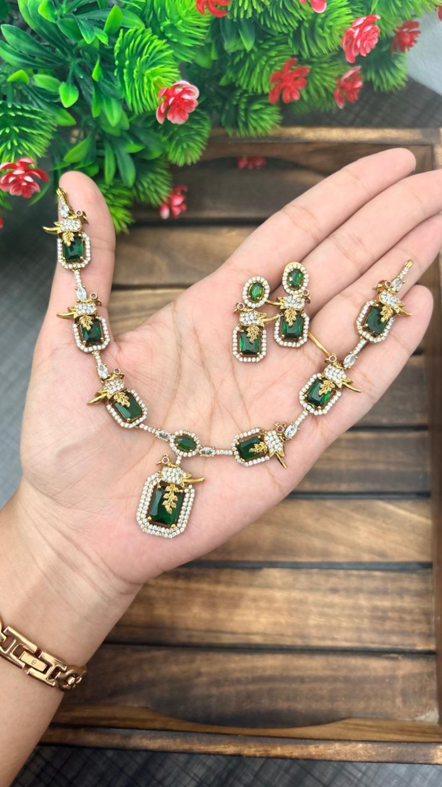 ROYAL PARROT NECKLACE