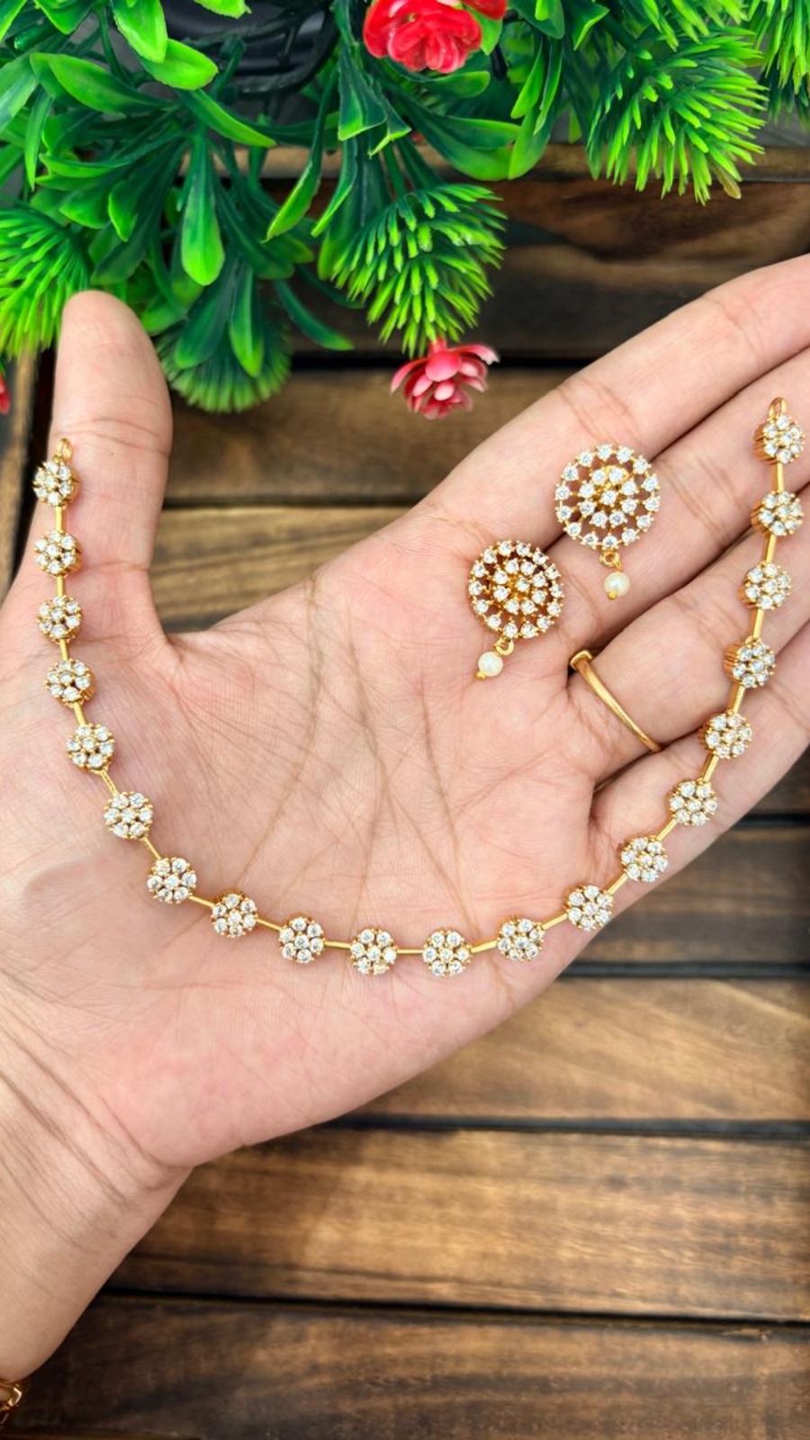 CRYSTAL FLOWER NECKLACE 1