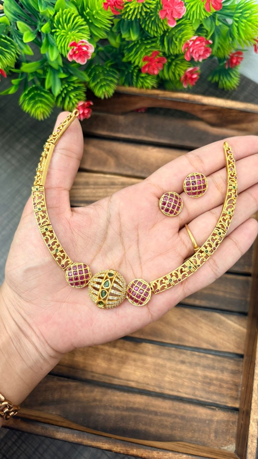 VINTAGE QUEEN NECKLACE 1