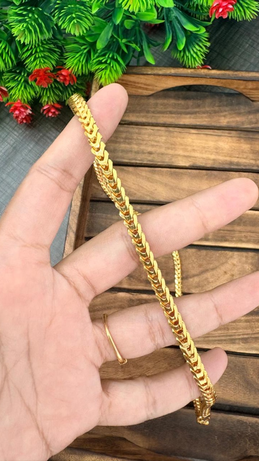 V SHAPED CHAIN 1