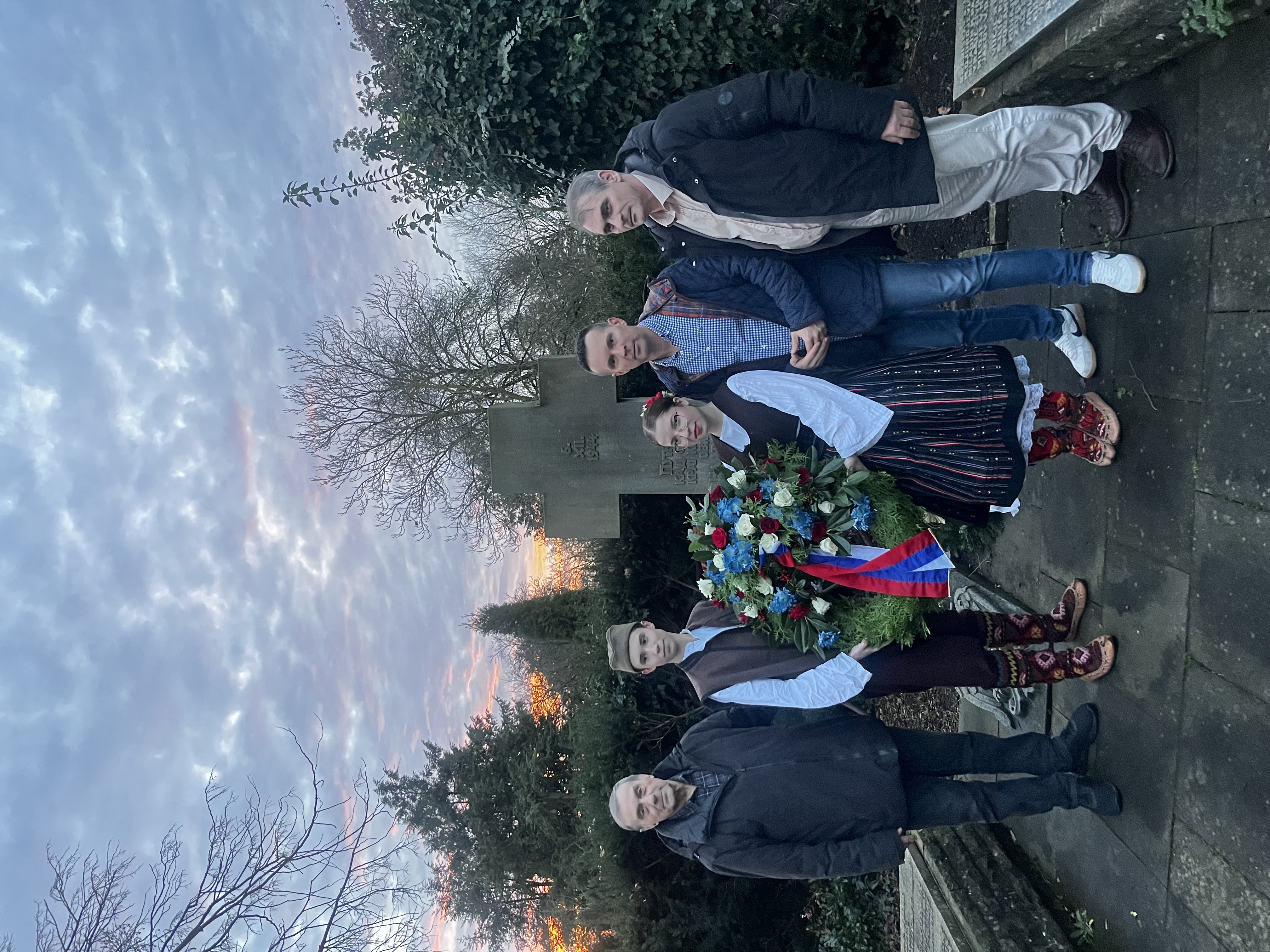 Novica Andrejić, President of the Serbian Orthodox Church Parish “Saint George” in Osnabrück, Dr. Željko Dragić, and Milenko Nedeljkov, together with the children, lay a wreath.