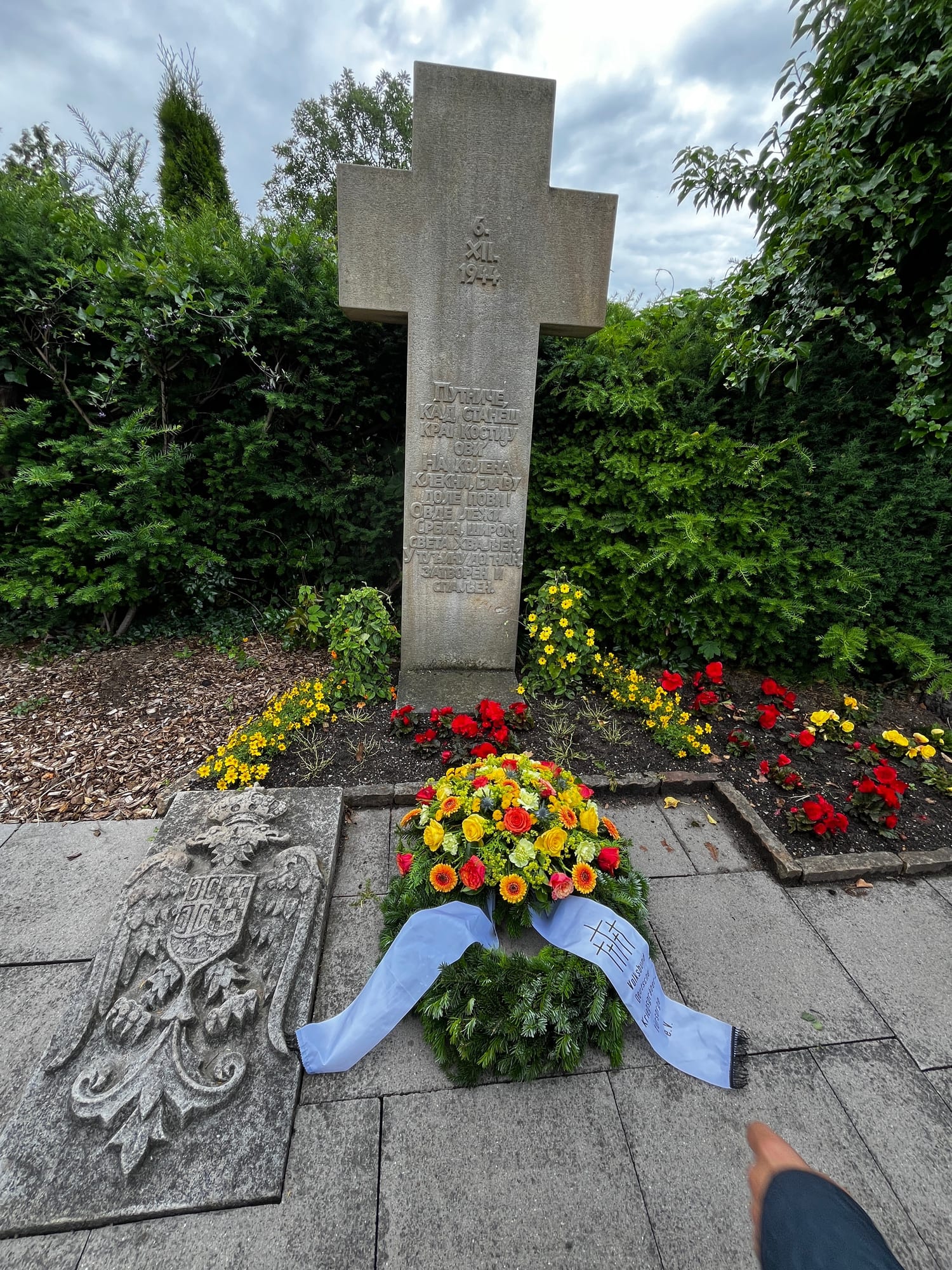 The memorial cross for the victims of 6 December 1944 with the wreath of the Volksbund Deutsche Kriegsgräberfürsorge
