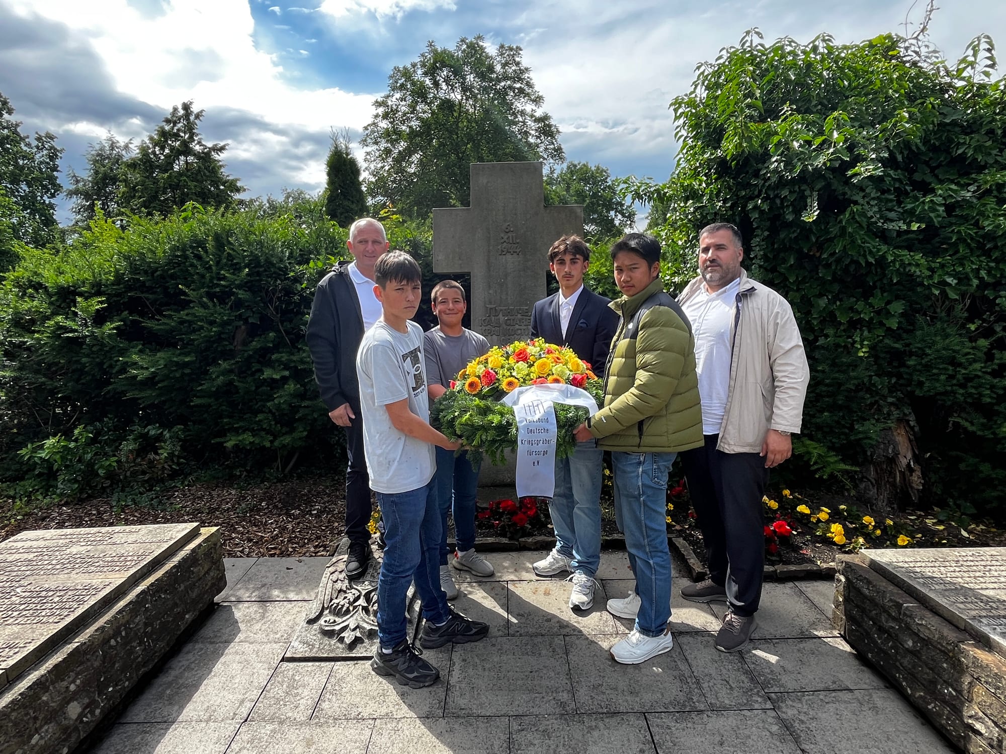 Young people from Serbia and Germany laying the wreath at the memorial