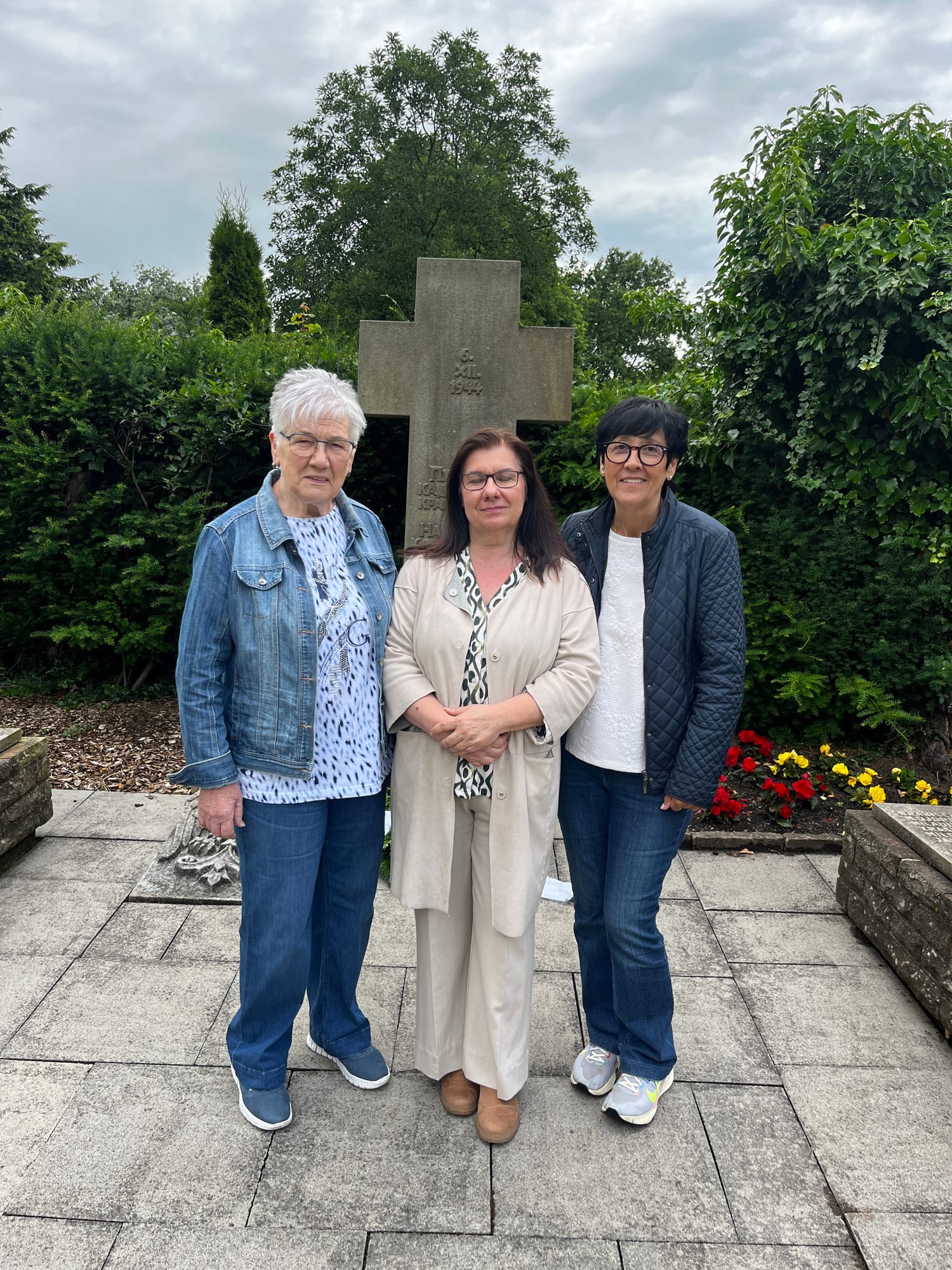 Radmila Nikolić, Branka Životić and Milena Jazavac Guthof at the memorial cross for the victims of 6 December 1944 at the Eversburg cemetery in Osnabrück