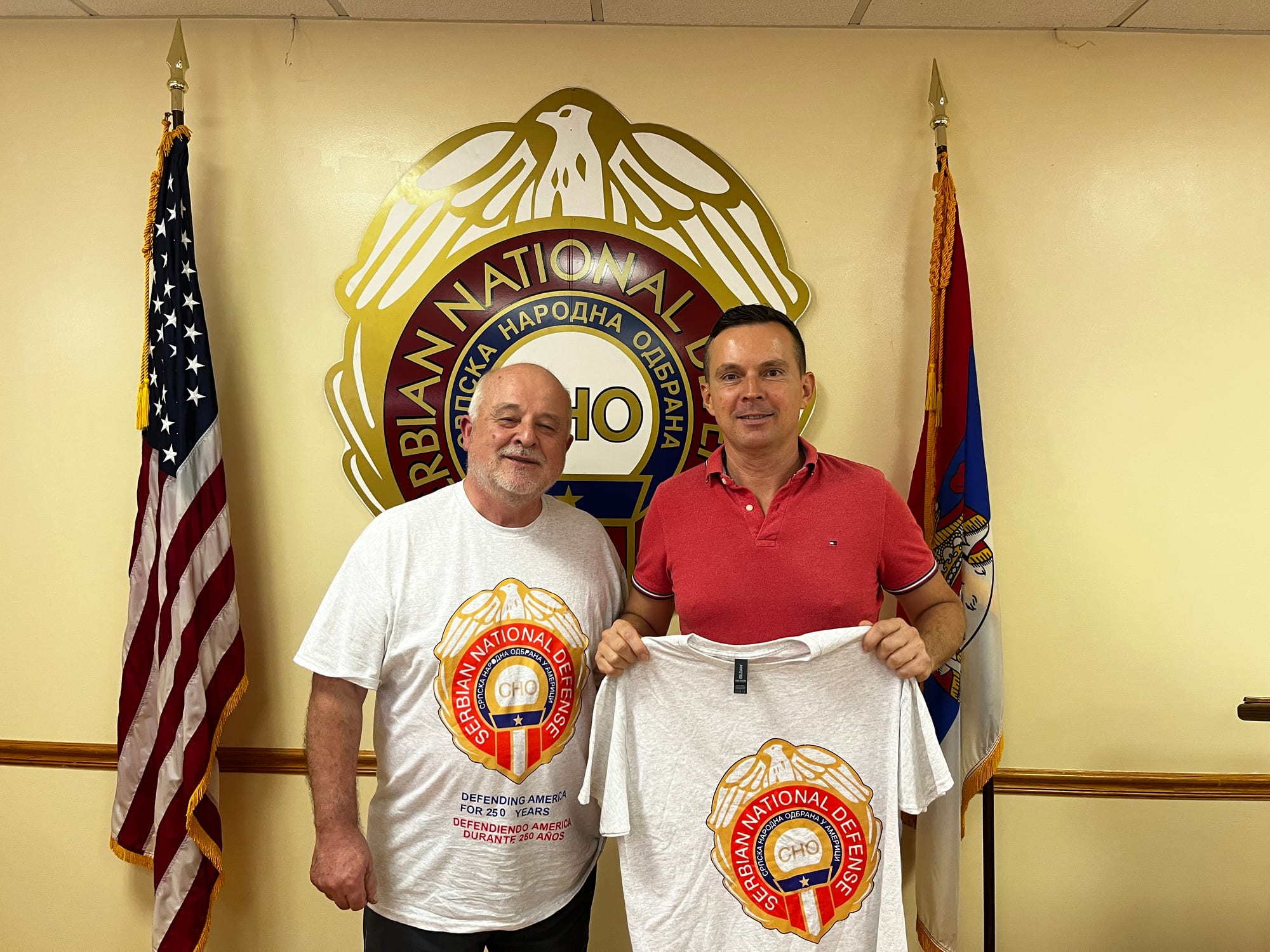 Славиша Степановић уручује др Жељку Драгићу мајицу са амблемом Српске народне одбране