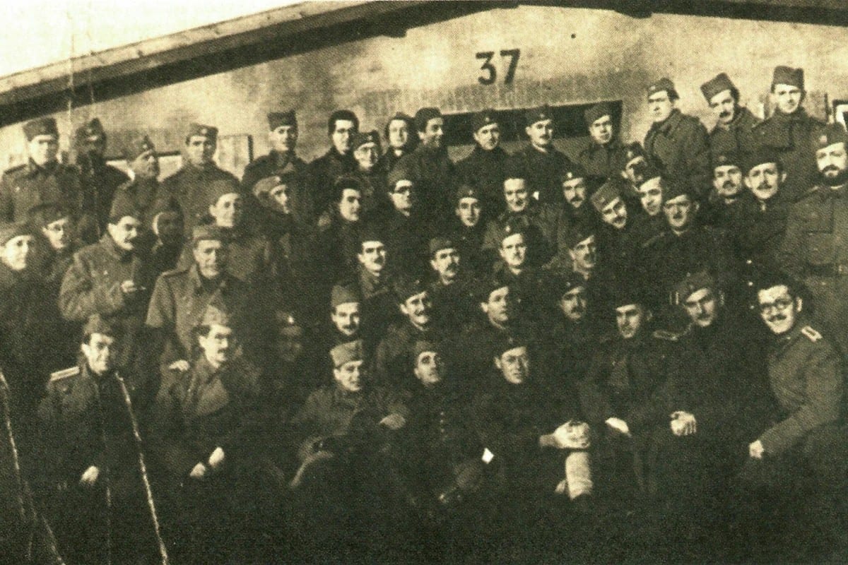 Jüdische Offiziere der Armee des Königreichs Jugoslawien als Kriegsgefangene vor der Baracke 37 im Oflag VI C Osnabrück (Foto: Archiv)