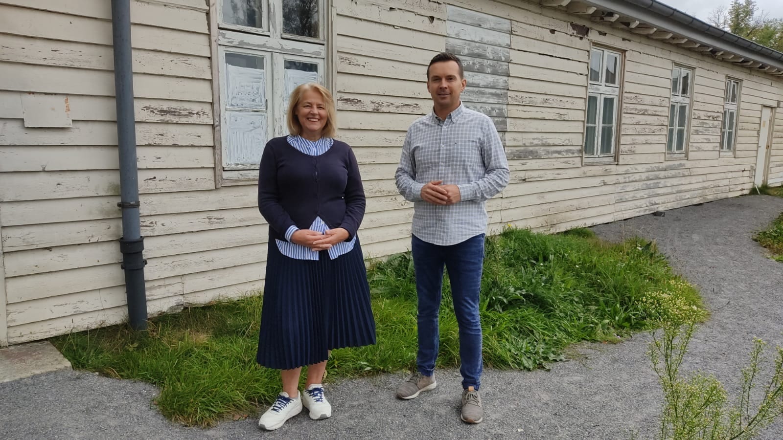 Anna Tomforde and Dr. Željko Dragić in front of a preserved barrack of the former camp Oflag VI C in Osnabrück