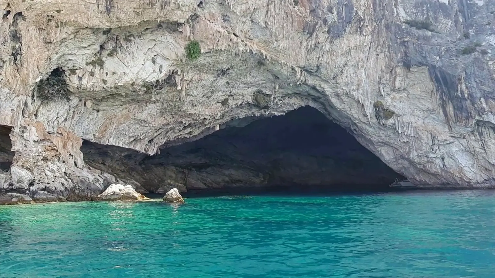 Papanikolis Cave