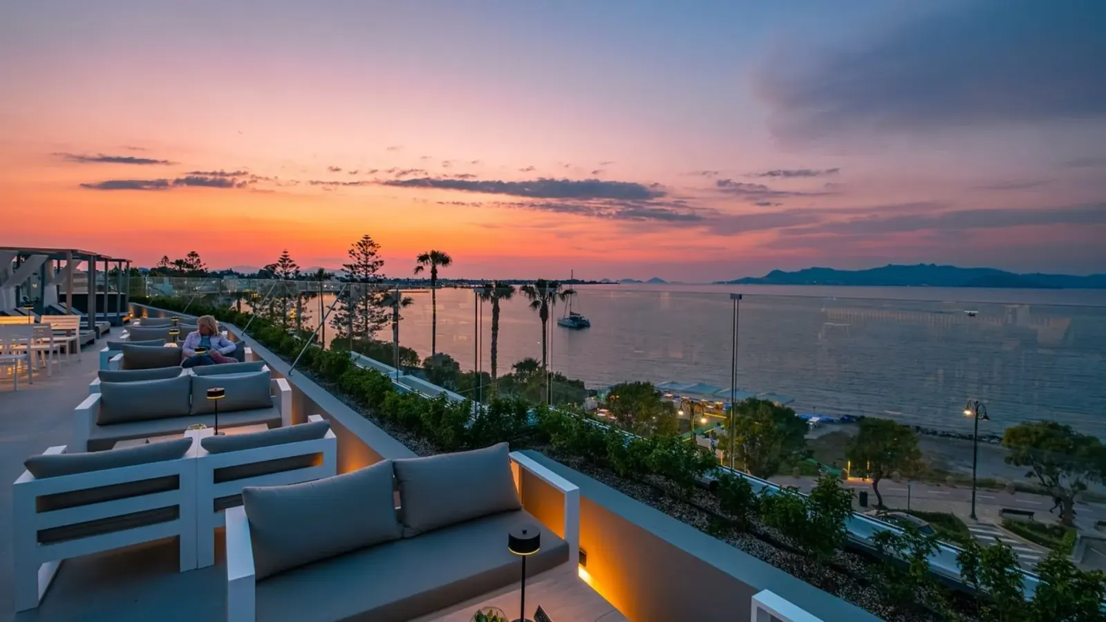 Théa Rooftop Bar & Lounge