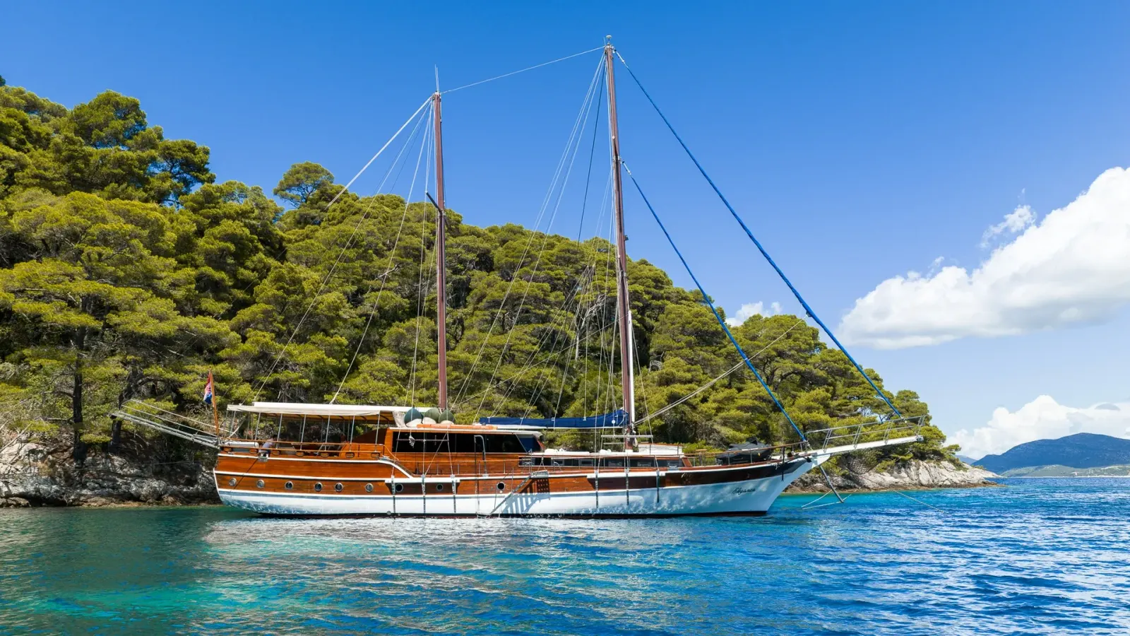 Eleganza sailing in Split