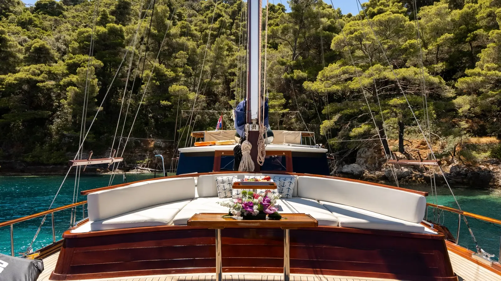 Eleganza sailing in Split