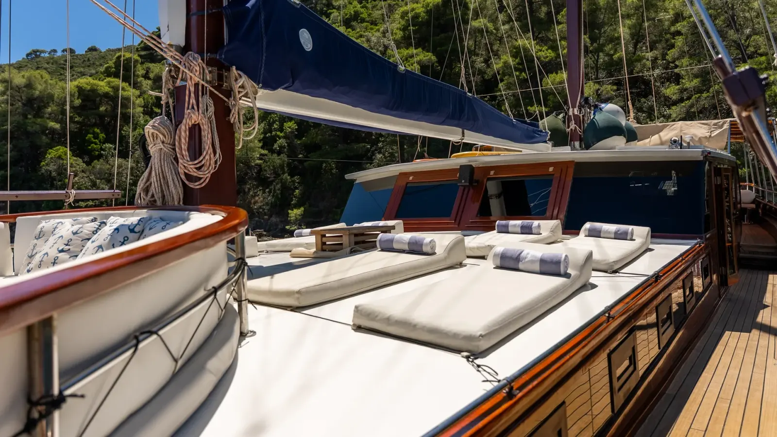 Eleganza sailing in Split