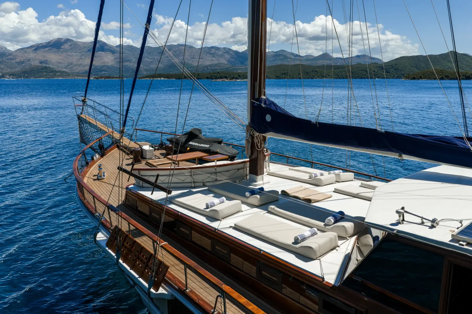Eleganza sailing in Split