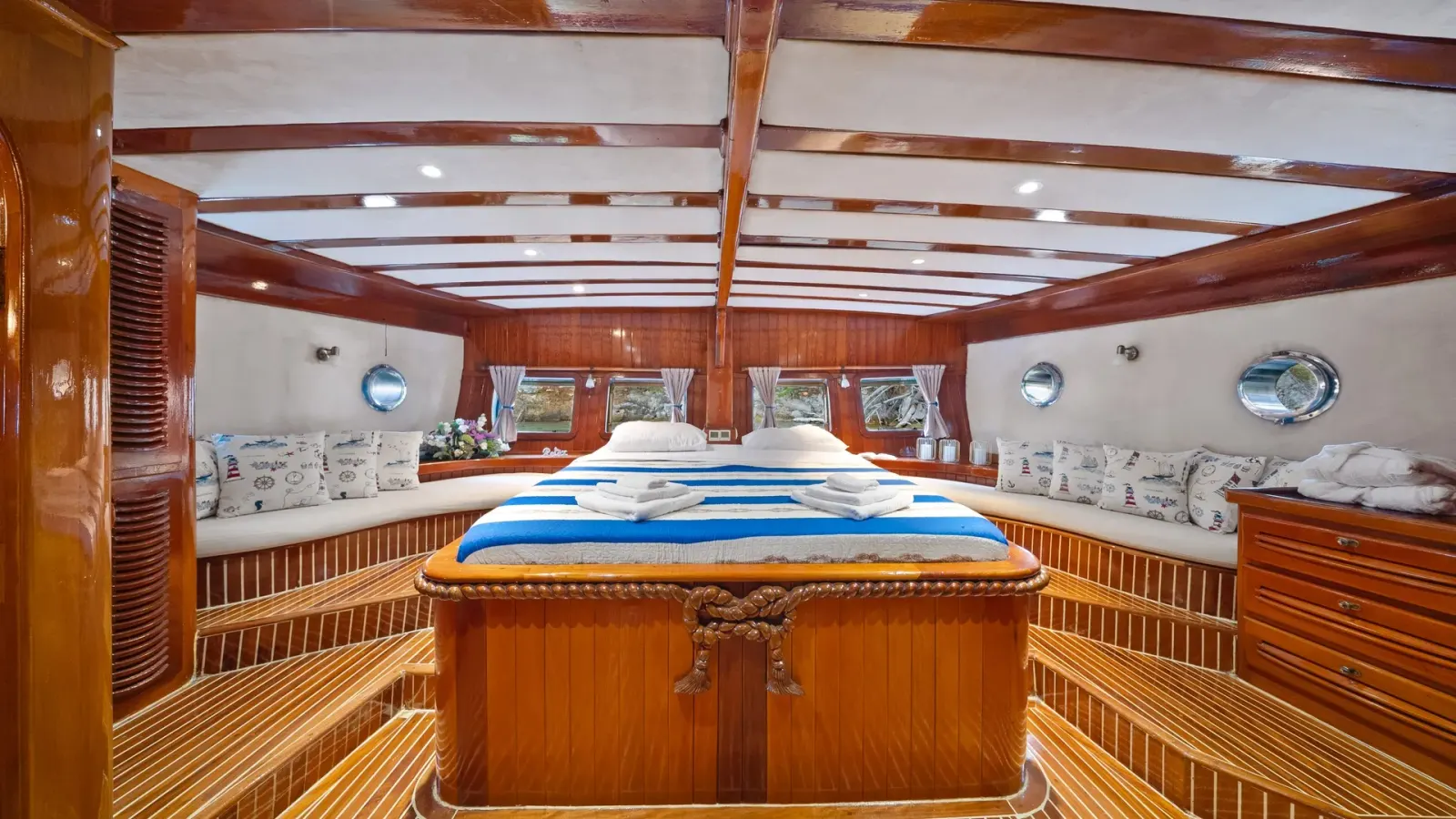 Eleganza sailing in Split