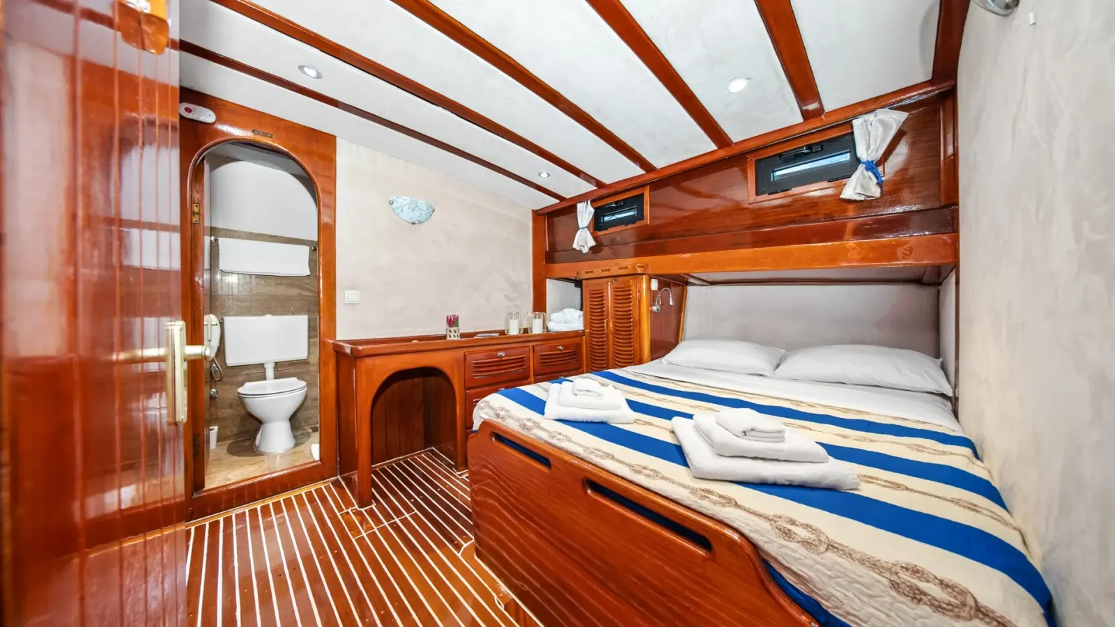 Eleganza sailing in Split