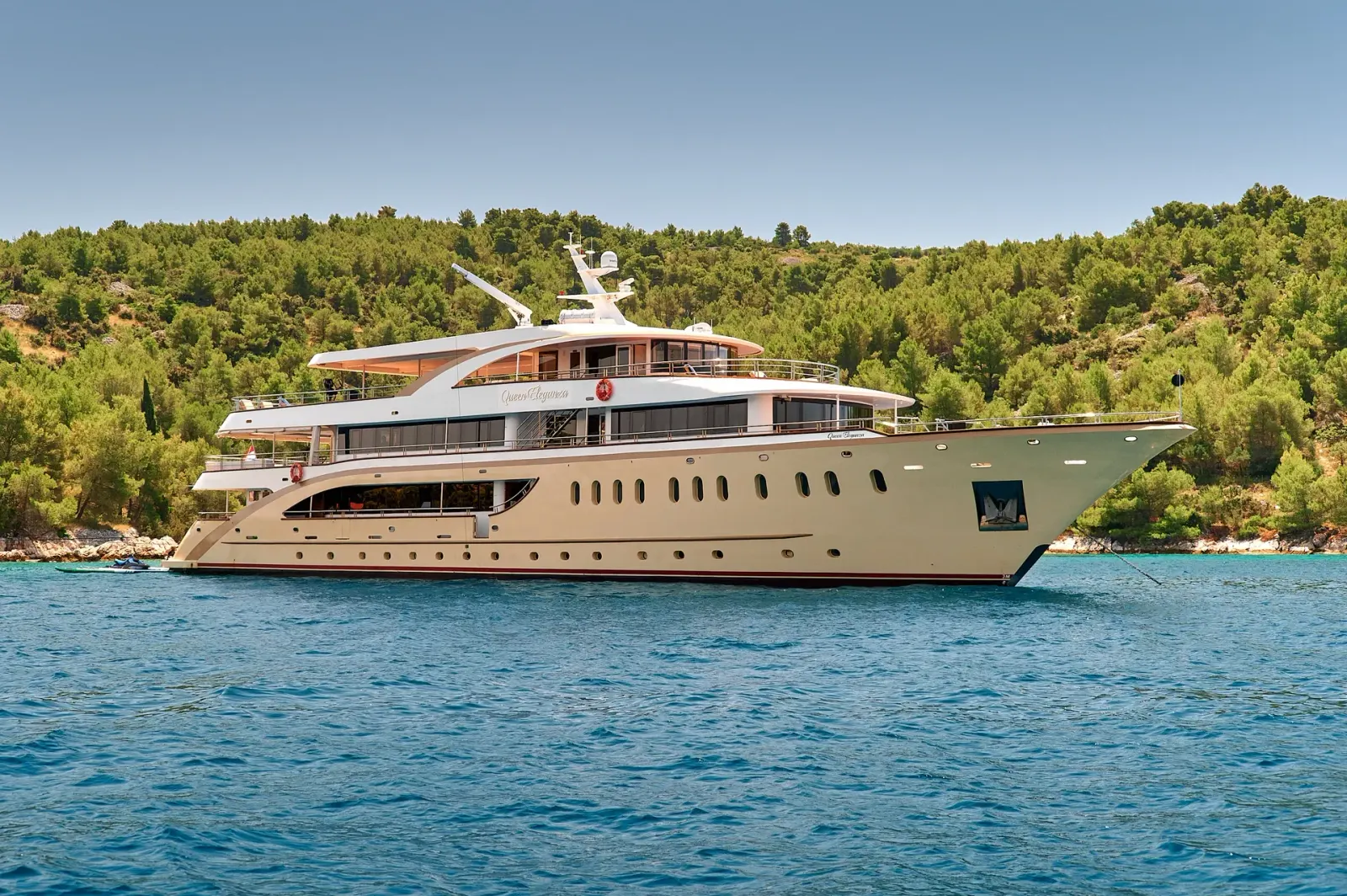 Queen Eleganza Motoryacht interior cabin view