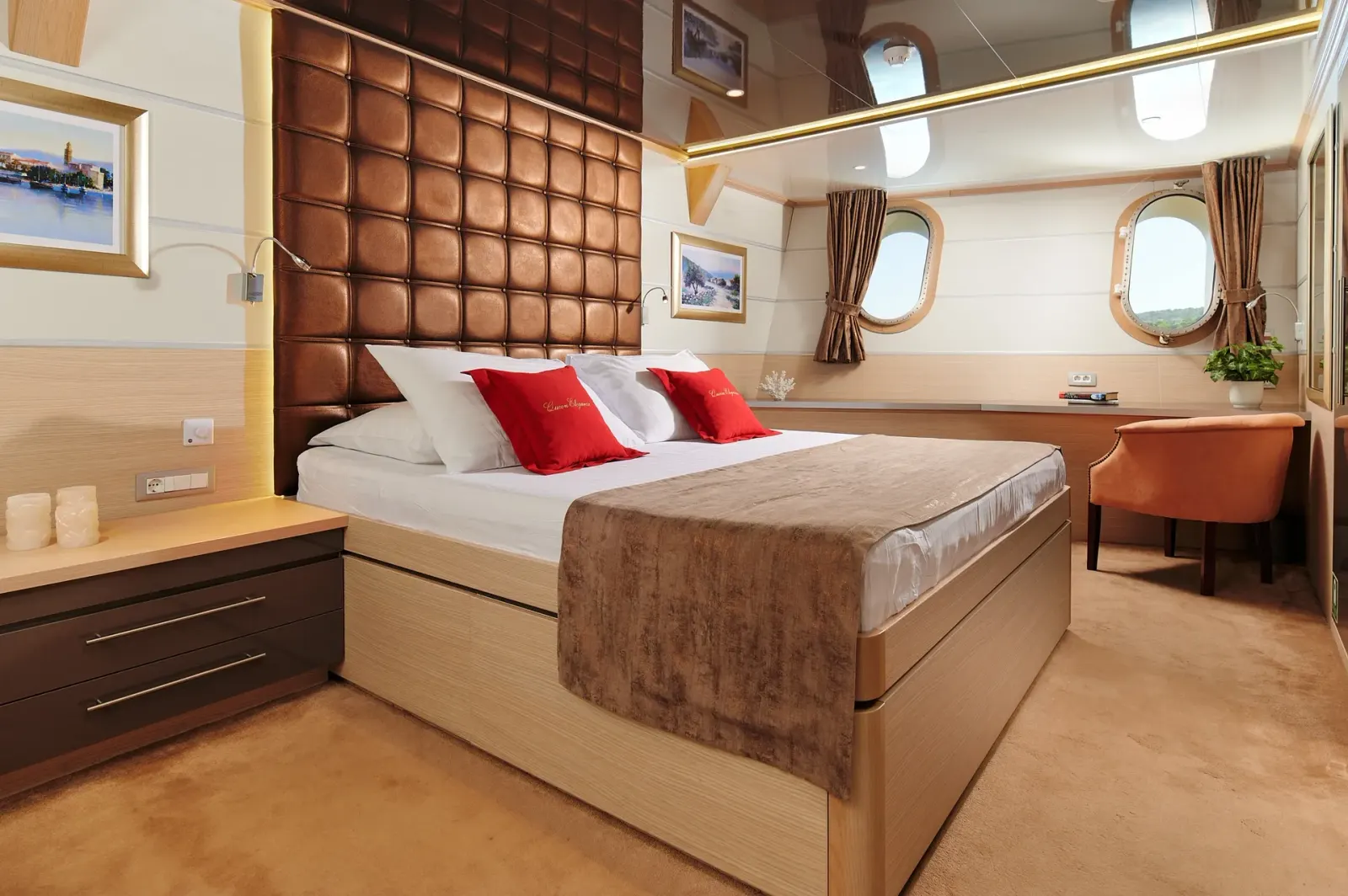 Queen Eleganza sailing in Dubrovnik