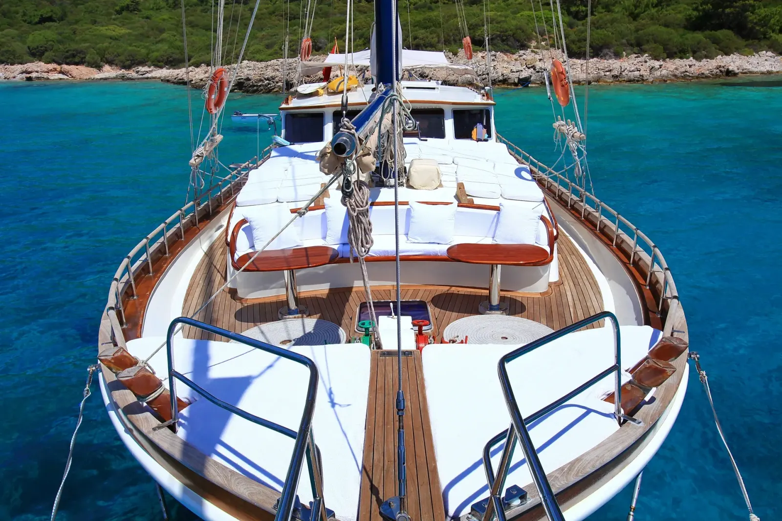 Kaya Guneri I Gulet interior cabin view