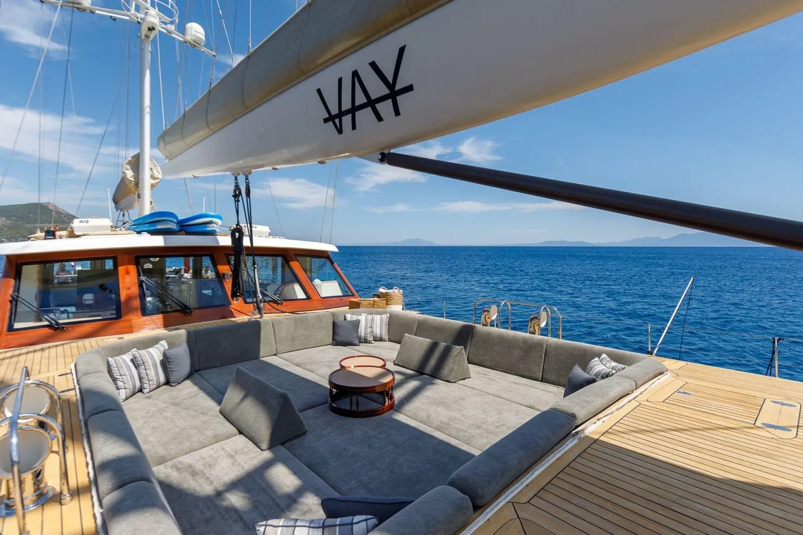 Vay sailing in Atina