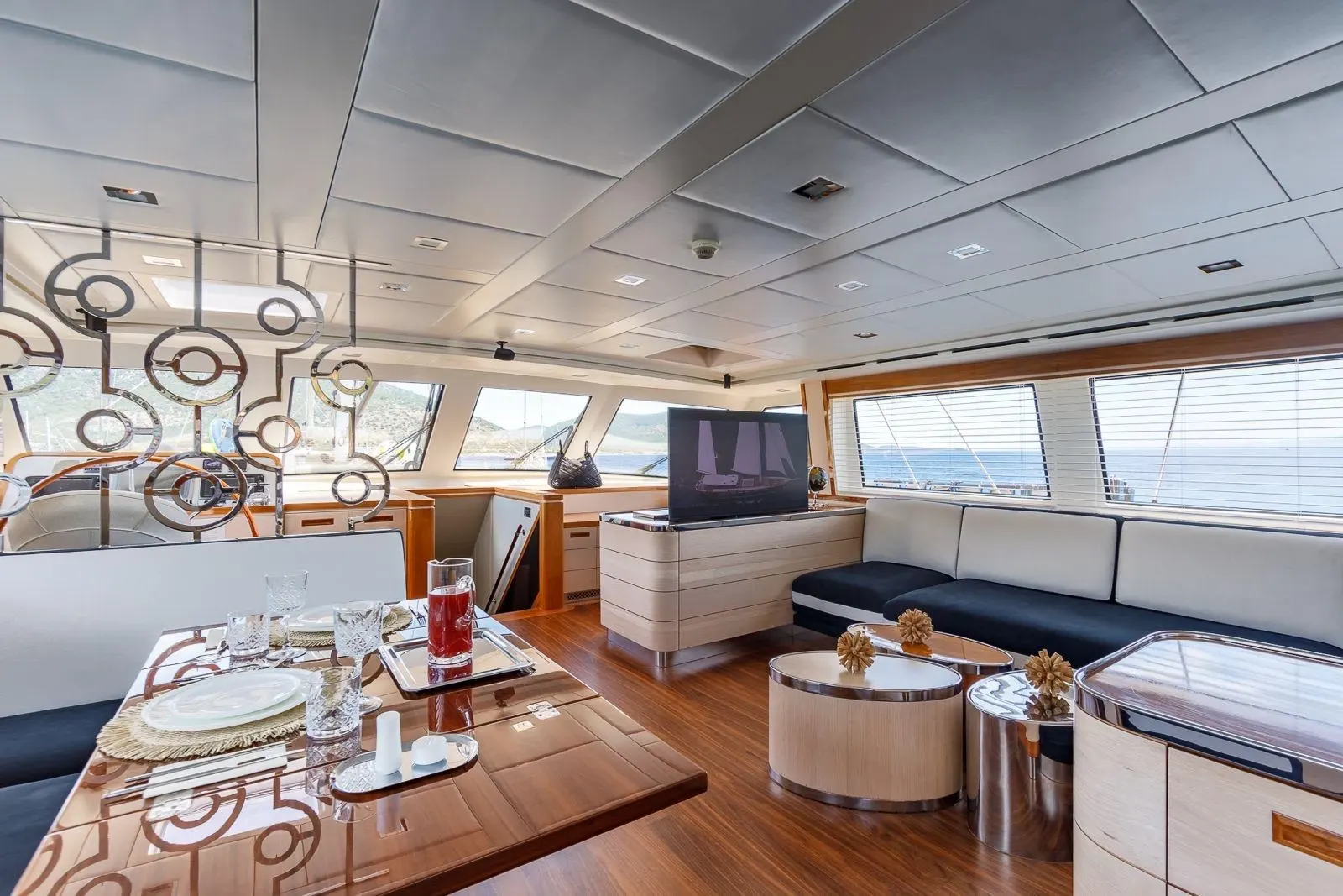Vay sailing in Atina