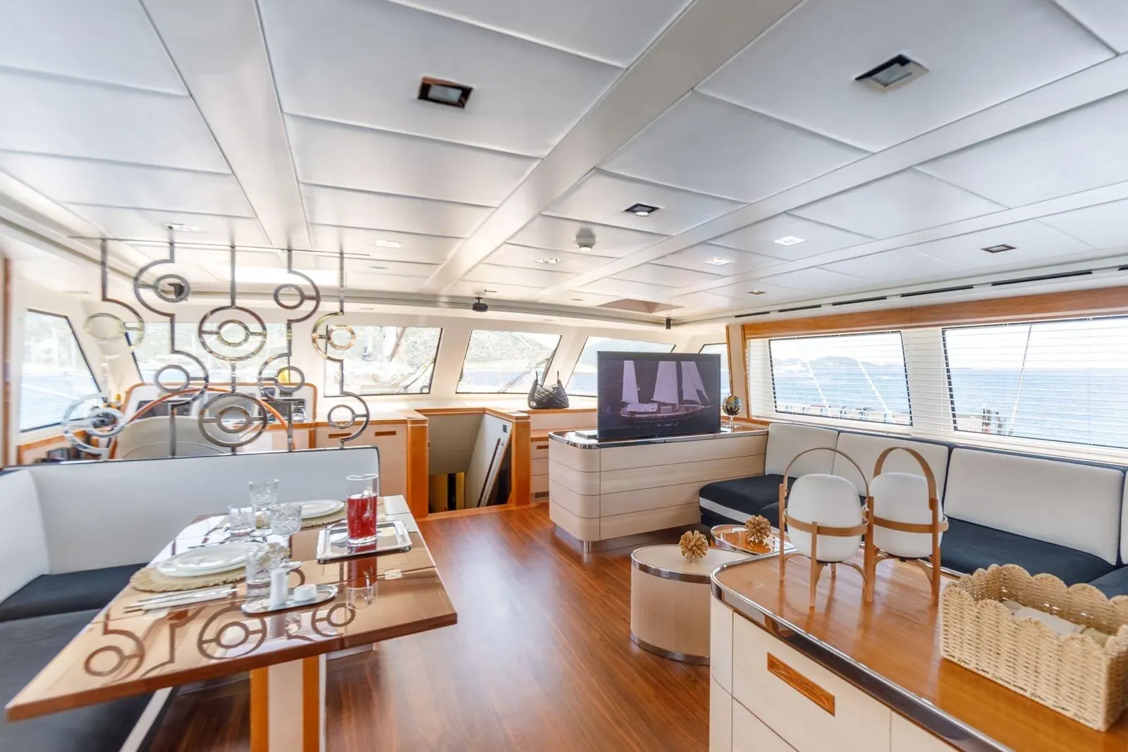 Vay sailing in Atina