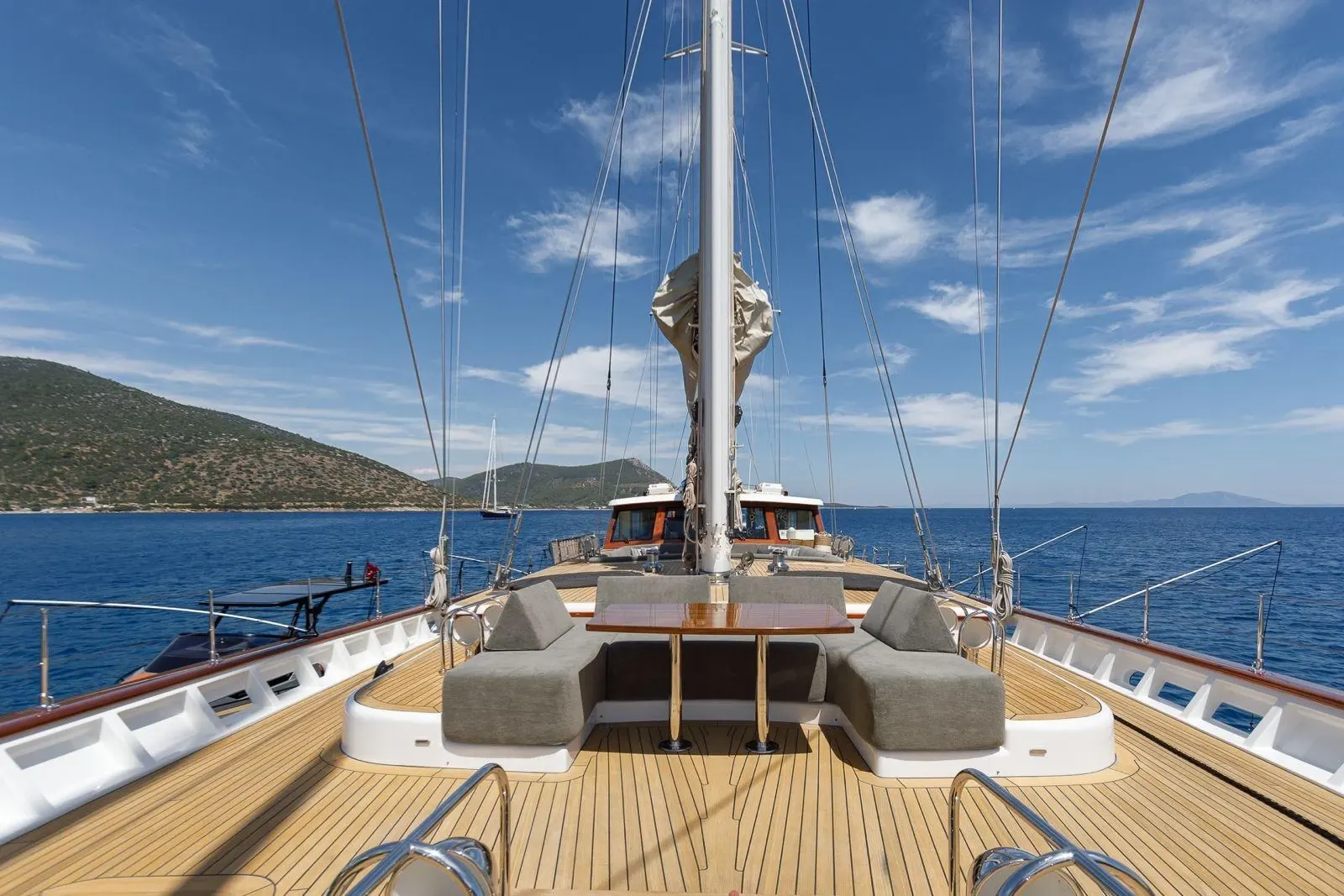 Vay sailing in Atina