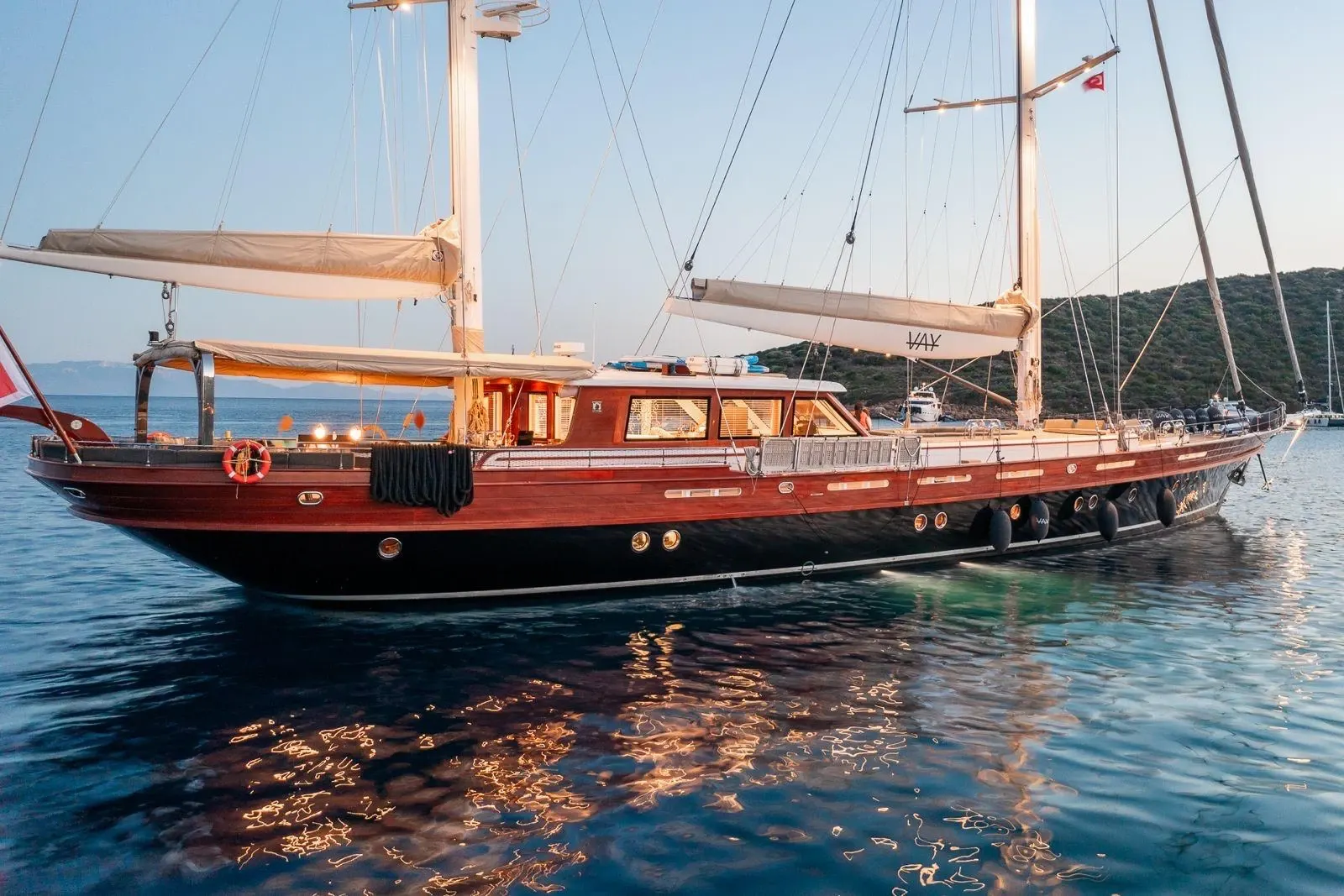 Vay sailing in Atina