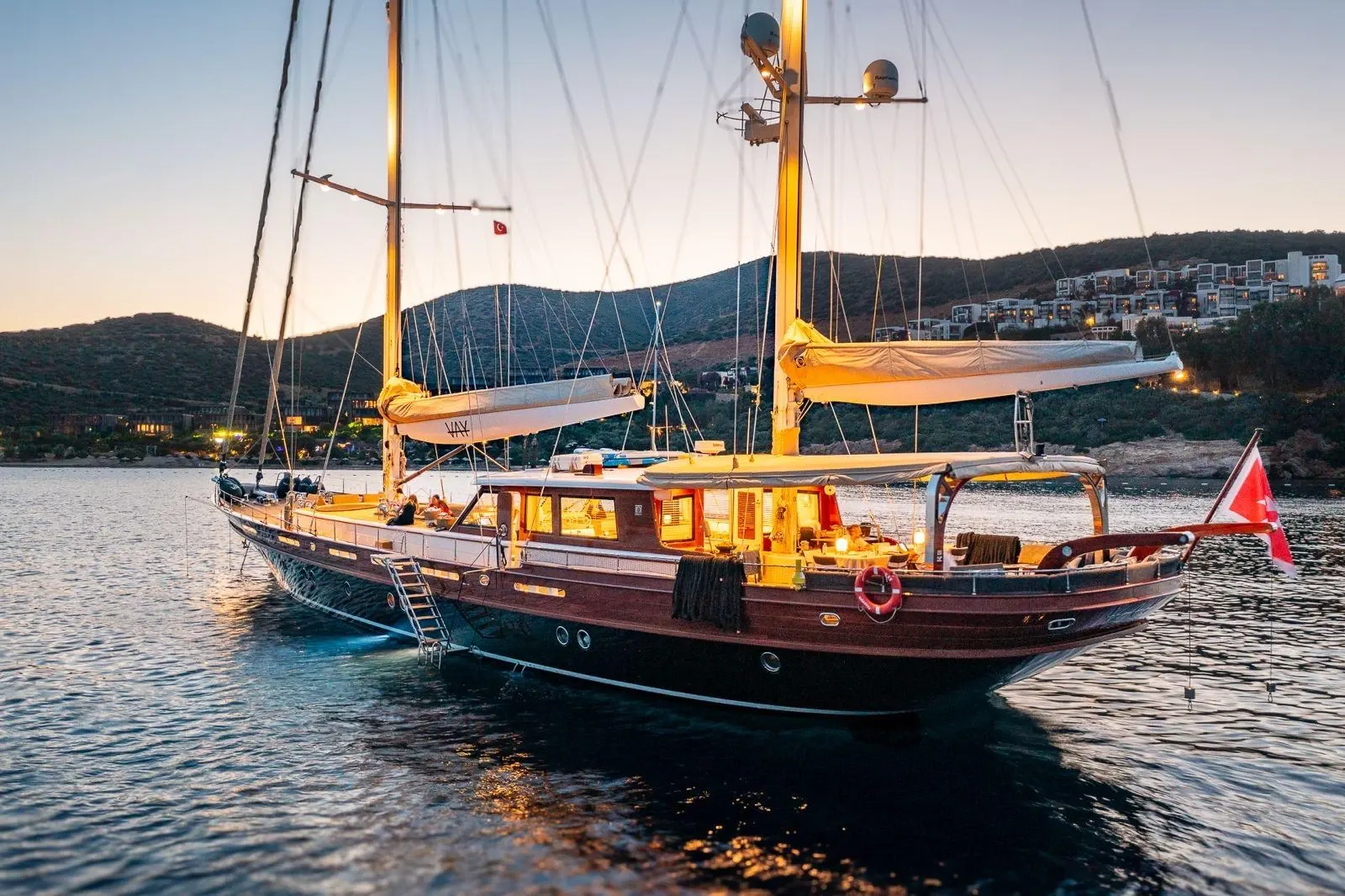 Vay sailing in Atina