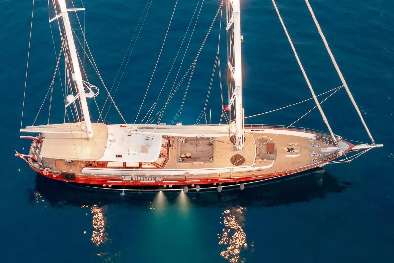 Vay sailing in Atina