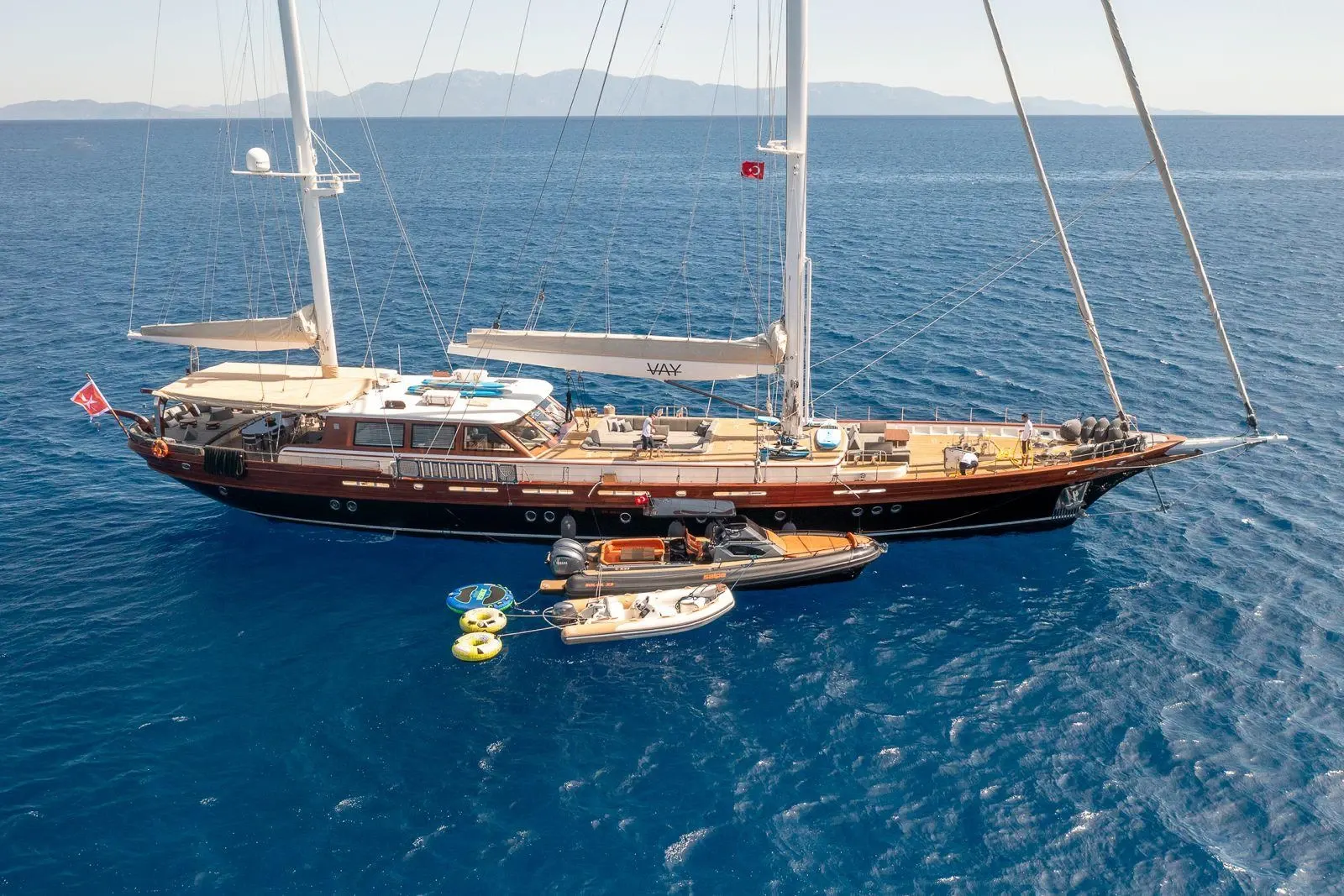 Vay sailing in Atina