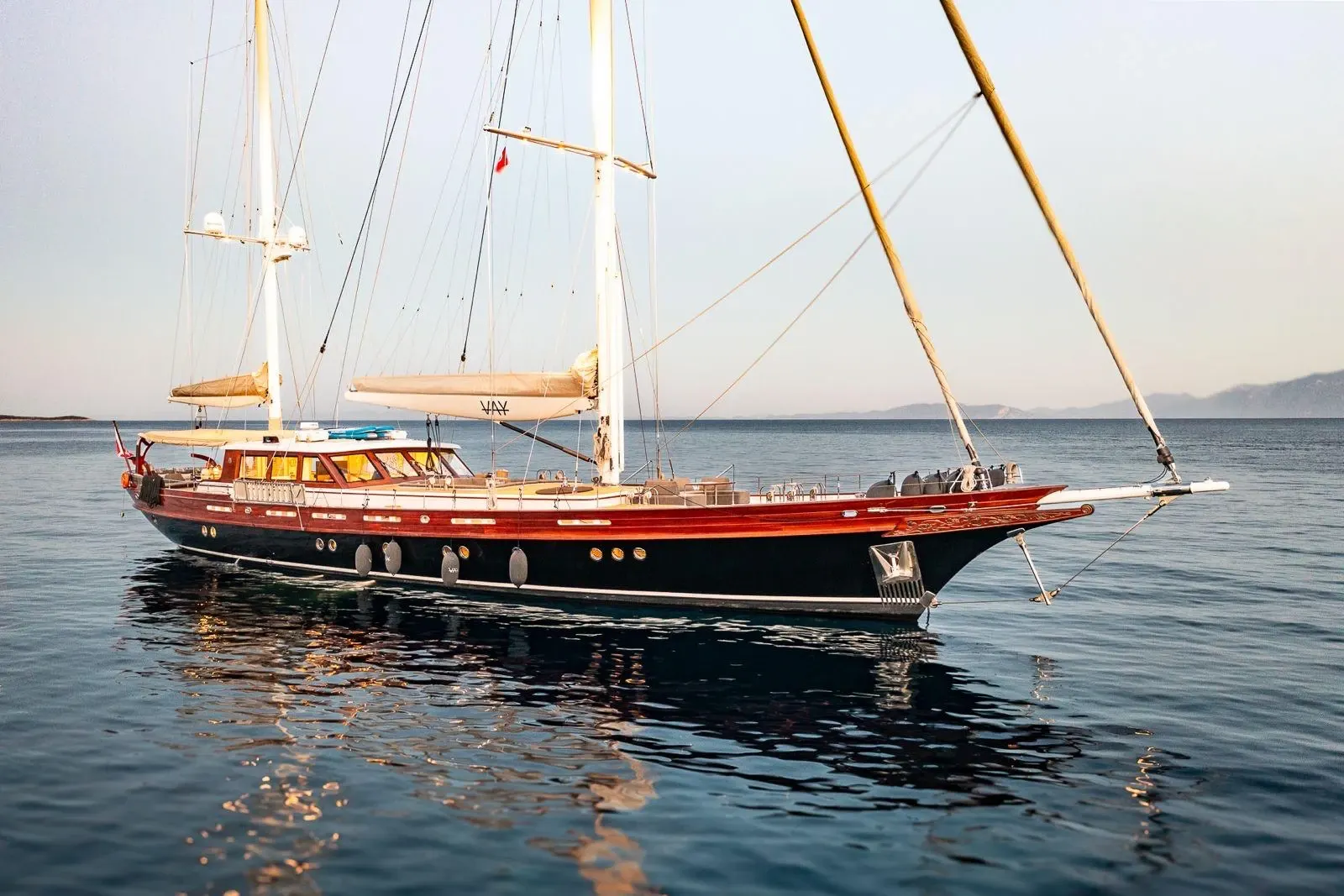 Vay sailing in Atina