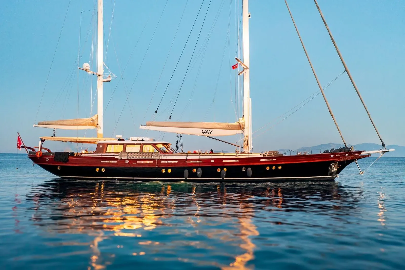 Vay sailing in Atina