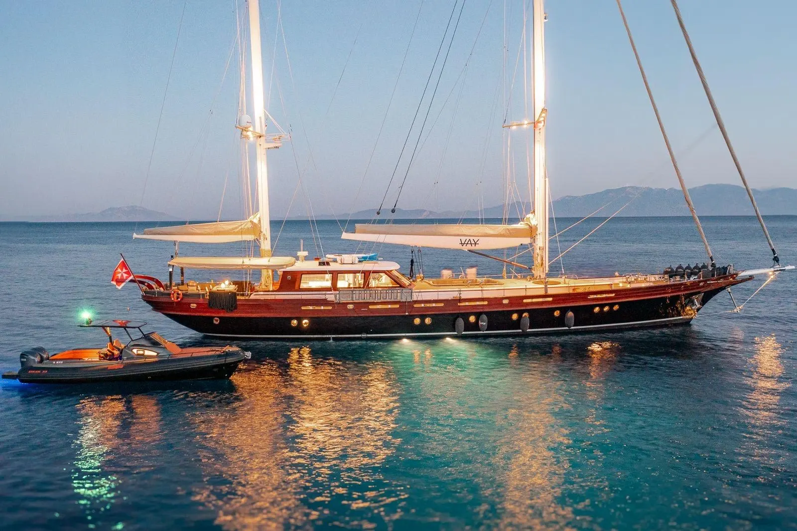 Vay sailing in Atina