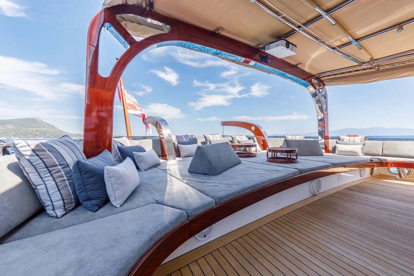 Vay sailing in Atina